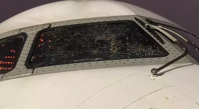 惊魂时刻！尼日利亚国家队乘坐的飞机挡风玻璃破裂，致使紧急迫降