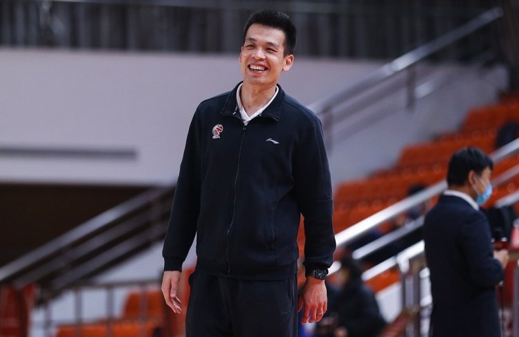 解立彬：球队本赛季表现顽强 凝聚力&防守是连冠关键