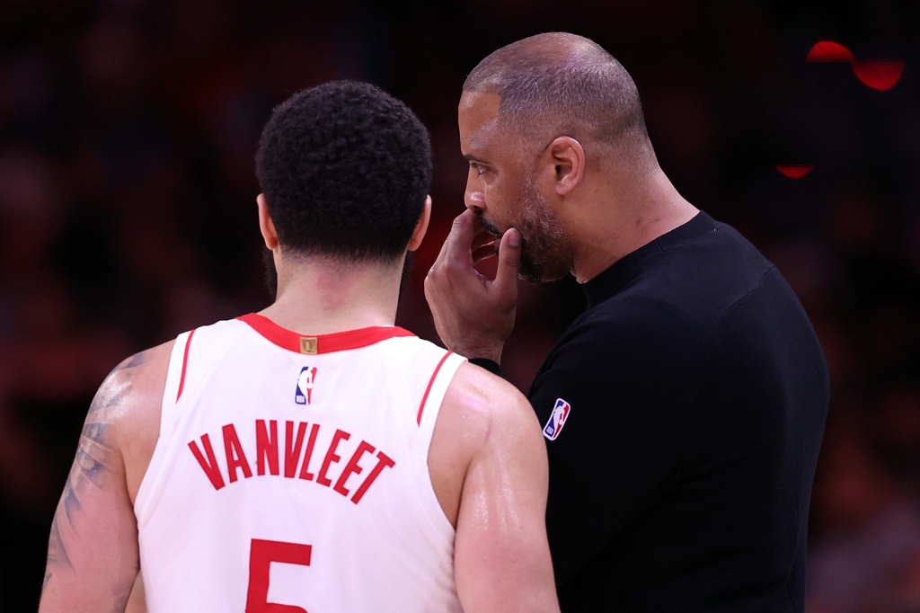 媒体人：范弗里特倒下后火箭几乎没法立刻补救 威少&本西都没法签